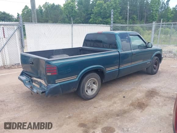 1997 Chevrolet S-10 LS with VIN 1GCCS1941VK122638, listed as a IAAI auction lot 42437993 with 237,791 mi miles and . Bid and sale history available at DreamBid. Image 4.