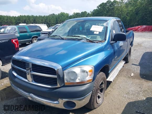 2006 Dodge 1500 ST с VIN 1D7HA18K96J239938, выставлен на аукционе IAAI как лот 42522133 с пробегом 130 888 миль миль и . История ставок и продаж доступна на DreamBid. Изображение 2.