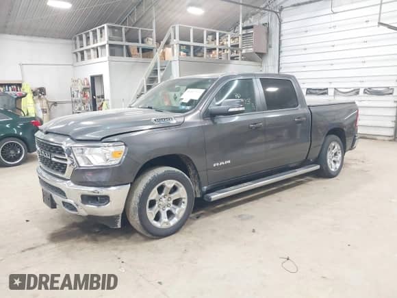 2022 Ram 1500 Big Horn z VIN 1C6RRFFG2NN410725, wystawiony jako IAAI lot #43107175 z przebiegiem 26 975 mil mil oraz . Historia ofert i sprzedaży dostępna na DreamBid. Obrazek 20.