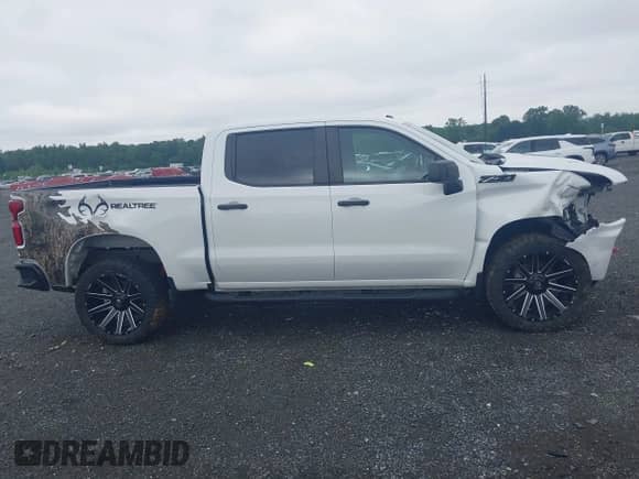 2022 Chevrolet Silverado 1500 Custom Trail Boss z VIN 3GCPYCEL6NG108492, wystawiony jako IAAI lot #42362191 z przebiegiem 46 701 mil mil oraz . Historia ofert i sprzedaży dostępna na DreamBid. Obrazek 13.