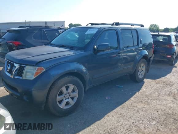 2005 Nissan Pathfinder SE z VIN 5N1AR18W45C725515, wystawiony jako IAAI lot #42903399 z przebiegiem Nie podano mil oraz . Historia ofert i sprzedaży dostępna na DreamBid. Obrazek 2.