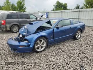 2007 Ford Mustang GT Deluxe z VIN 1ZVFT82H975206737, wystawiony jako Copart lot #70999665 z przebiegiem 108 352 mil mil oraz Czysty tytuł • Clean title. Historia ofert i sprzedaży dostępna na DreamBid. Obrazek 1.