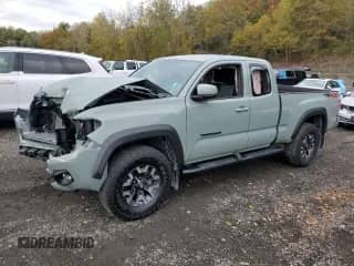 2022 Toyota Tacoma SR z VIN 3TYSZ5AN6NT076787, wystawiony jako Copart lot #86312735 z przebiegiem 22 446 mil mil oraz Szkoda całkowita • Salvage title. Historia ofert i sprzedaży dostępna na DreamBid. Obrazek 1.