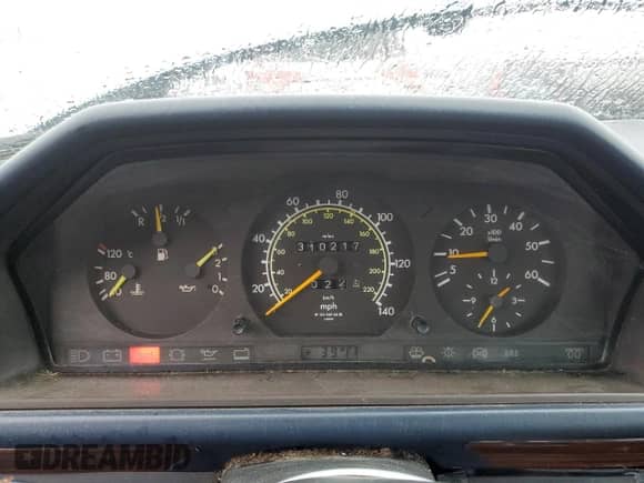 1990 Mercedes-Benz 300 z VIN WDBEB28D9LB167760, wystawiony jako Copart lot #50052815 z przebiegiem 310 217 mil mil oraz Czysty tytuł • Clean title. Historia ofert i sprzedaży dostępna na DreamBid. Obrazek 9.