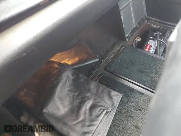 1976 Chevrolet Corvette z VIN 1737L6S401837, wystawiony jako Copart lot #49308425 z przebiegiem 93 858 mil mil oraz Czysty tytuł • Clean title. Historia ofert i sprzedaży dostępna na DreamBid. Obrazek 10.