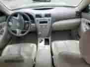 2010 Toyota Camry XLE z VIN 4T1BF3EK3AU035804, wystawiony jako Copart lot #70759305 z przebiegiem 146 929 mil mil oraz Szkoda całkowita • Salvage title. Historia ofert i sprzedaży dostępna na DreamBid. Obrazek 8.