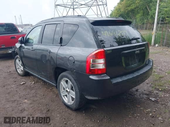 2010 Jeep Compass Sport z VIN 1J4NT1FB9AD677161, wystawiony jako IAAI lot #42686377 z przebiegiem 177 564 mil mil oraz . Historia ofert i sprzedaży dostępna na DreamBid. Obrazek 3.
