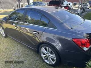 2014 Chevrolet Cruze LTZ z VIN 1G1PG5SB4E7332200, wystawiony jako IAAI lot #43201338 z przebiegiem 151 318 mil mil oraz . Historia ofert i sprzedaży dostępna na DreamBid. Obrazek 3.