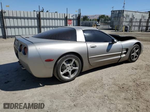 2002 Chevrolet Corvette с VIN 1G1YY22G425122733, выставлен на аукционе Copart как лот 64395565 с пробегом 107 474 миль миль и Списание • Salvage title. История ставок и продаж доступна на DreamBid. Изображение 3.