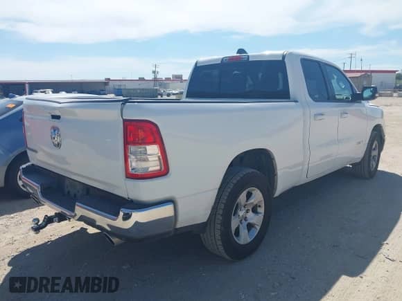 2022 Ram 1500 Big Horn z VIN 1C6RREBT2NN329043, wystawiony jako IAAI lot #42831215 z przebiegiem 47 776 mil mil oraz . Historia ofert i sprzedaży dostępna na DreamBid. Obrazek 4.