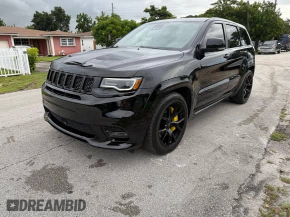 2020 Jeep Grand Cherokee SRT z VIN 1C4RJFDJ1LC132827, wystawiony jako Copart lot #89498865 z przebiegiem 131 000 mil mil oraz Czysty tytuł • Clean title. Historia ofert i sprzedaży dostępna na DreamBid. Obrazek 2.