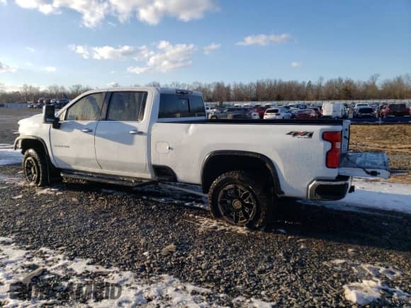 2020 Chevrolet Silverado 3500HD LTZ z VIN 1GC4YUEYXLF162638, wystawiony jako Copart lot #43753235 z przebiegiem 123 879 mil mil oraz Szkoda całkowita • Salvage title. Historia ofert i sprzedaży dostępna na DreamBid. Obrazek 2.