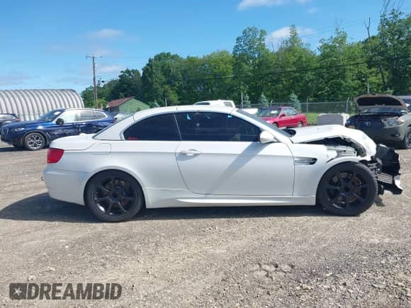 2011 BMW M3 z VIN WBSDX9C53BE783824, wystawiony jako IAAI lot #42284726 z przebiegiem 2 mil mil oraz . Historia ofert i sprzedaży dostępna na DreamBid. Obrazek 13.