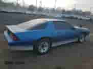 1985 Chevrolet Camaro Z28 Sport z VIN 1G1FP87H2FN114697, wystawiony jako Copart lot #89329895 z przebiegiem Nie podano mil oraz Szkoda całkowita • Salvage title. Historia ofert i sprzedaży dostępna na DreamBid. Obrazek 3.