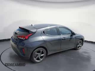 2019 Hyundai Veloster 2.0 z VIN KMHTG6AF4KU018331, wystawiony jako Copart lot #50381563 z przebiegiem 60 095 mil mil oraz . Historia ofert i sprzedaży dostępna na DreamBid. Obrazek 3.