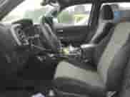 2023 Toyota Tacoma SR z VIN 3TYCZ5AN2PT126947, wystawiony jako Copart lot #70491195 z przebiegiem 69 236 mil mil oraz Szkoda całkowita • Salvage title. Historia ofert i sprzedaży dostępna na DreamBid. Obrazek 7.