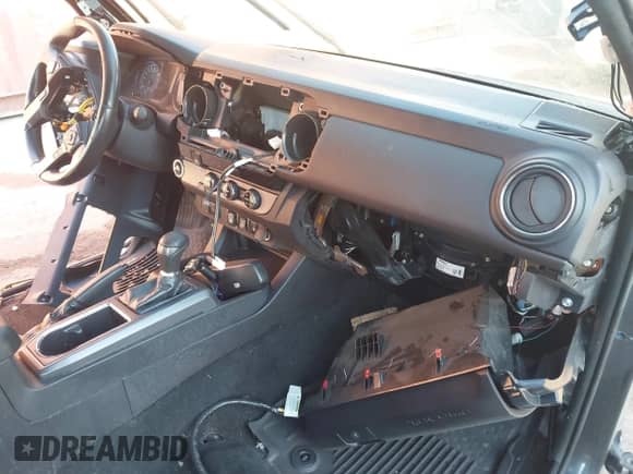 2018 Toyota Tacoma SR5 z VIN 3TMBZ5DN6JM017160, wystawiony jako IAAI lot #43423023 z przebiegiem 83 201 mil mil oraz . Historia ofert i sprzedaży dostępna na DreamBid. Obrazek 5.