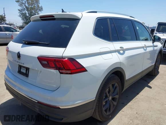 2024 Volkswagen Tiguan SE with VIN 3VVNB7AX4RM198923, listed as a IAAI auction lot 42312597 with 6,827 mi miles and . Bid and sale history available at DreamBid. Image 4.