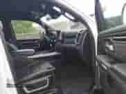 2022 Ram 1500 Laramie z VIN 1C6SRFJT9NN403471, wystawiony jako IAAI lot #42608759 z przebiegiem 28 897 mil mil oraz . Historia ofert i sprzedaży dostępna na DreamBid. Obrazek 5.