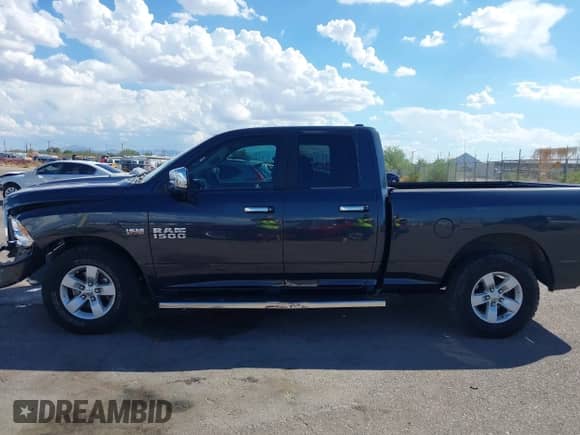 2018 Ram 1500 SLT z VIN 1C6RR6GT4JS143143, wystawiony jako IAAI lot #43301321 z przebiegiem 88 804 mil mil oraz . Historia ofert i sprzedaży dostępna na DreamBid. Obrazek 14.
