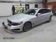 2019 BMW 5 Series 530e xDrive z VIN WBAJB1C59KB376289, wystawiony jako IAAI lot #42011352 z przebiegiem 63 019 mil mil oraz . Historia ofert i sprzedaży dostępna na DreamBid. Obrazek 2.