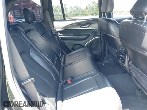 2024 Jeep Grand Cherokee z VIN 1C4RJYB67R8611713, wystawiony jako IAAI lot #42216270 z przebiegiem 3 122 mil mil oraz . Historia ofert i sprzedaży dostępna na DreamBid. Obrazek 8.