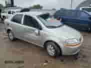 2004 Chevrolet Aveo LS z VIN KL1TJ526X4B240781, wystawiony jako Copart lot #55926015 z przebiegiem 142 173 mil mil oraz Szkoda całkowita • Salvage title. Historia ofert i sprzedaży dostępna na DreamBid. Obrazek 4.