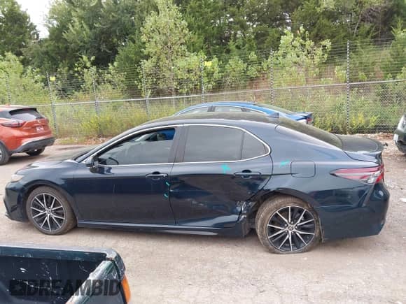2021 Toyota Camry SE Nightshade z VIN 4T1T11AK9MU430894, wystawiony jako IAAI lot #43127250 z przebiegiem 80 059 mil mil oraz . Historia ofert i sprzedaży dostępna na DreamBid. Obrazek 14.