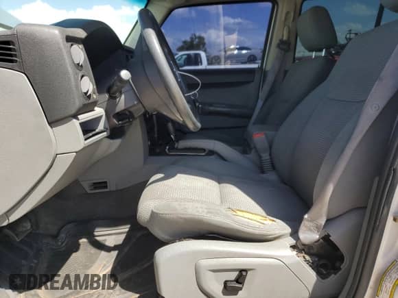 2007 Jeep Commander Sport z VIN 1J8HG48K87C653673, wystawiony jako Copart lot #50771524 z przebiegiem 213 411 mil mil oraz Szkoda całkowita • Salvage title. Historia ofert i sprzedaży dostępna na DreamBid. Obrazek 7.