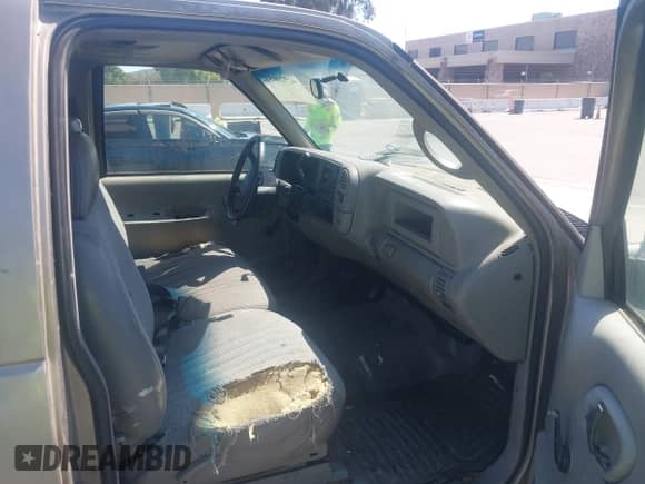 1998 Chevrolet Silverado 2500 z VIN 1GCGC29R3WE168312, wystawiony jako IAAI lot #42920057 z przebiegiem 379 202 mil mil oraz . Historia ofert i sprzedaży dostępna na DreamBid. Obrazek 5.