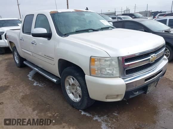 2011 Chevrolet Silverado 1500 LT z VIN 3GCPKSE38BG358968, wystawiony jako IAAI lot #43393436 z przebiegiem 187 947 mil mil oraz . Historia ofert i sprzedaży dostępna na DreamBid. Obrazek 1.