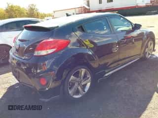 2013 Hyundai Veloster Turbo z VIN KMHTC6AE8DU156928, wystawiony jako IAAI lot #43471857 z przebiegiem 103 265 mil mil oraz . Historia ofert i sprzedaży dostępna na DreamBid. Obrazek 4.