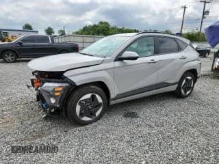 2025 Hyundai Kona SEL z VIN KM8HC3A65SU027183, wystawiony jako Copart lot #64397365 z przebiegiem 4 114 mil mil oraz Szkoda całkowita • Salvage title. Historia ofert i sprzedaży dostępna na DreamBid. Obrazek 1.
