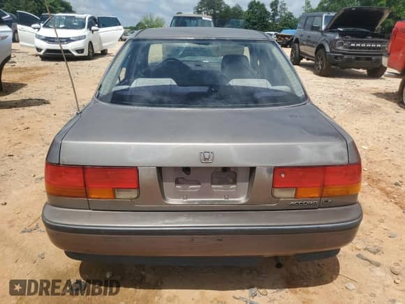 1993 Honda Accord z VIN 1HGCB7656PA061216, wystawiony jako Copart lot #57773815 z przebiegiem 272 136 mil mil oraz Szkoda całkowita • Salvage title. Historia ofert i sprzedaży dostępna na DreamBid. Obrazek 6.