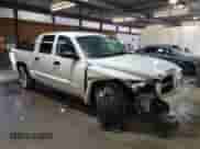 2006 Dodge Dakota SLT z VIN 1D7HE48N86S605611, wystawiony jako Copart lot #84433645 z przebiegiem 135 404 mil mil oraz Szkoda całkowita • Salvage title. Historia ofert i sprzedaży dostępna na DreamBid. Obrazek 4.