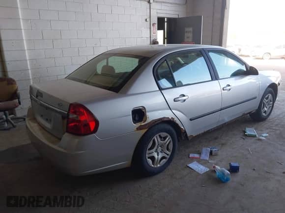 2004 Chevrolet Malibu z VIN 1G1ZS52F94F239378, wystawiony jako IAAI lot #42204026 z przebiegiem 202 475 mil mil oraz . Historia ofert i sprzedaży dostępna na DreamBid. Obrazek 4.