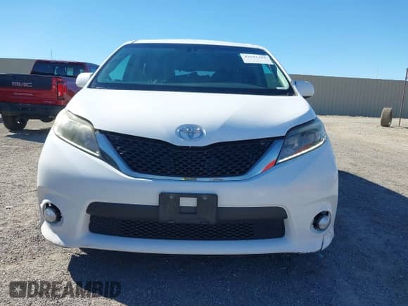 2017 Toyota Sienna SE with VIN 5TDXZ3DC8HS783989, listed as a IAAI auction lot 43501285 with 202,758 mi miles and . Bid and sale history available at DreamBid. Image 6.