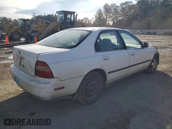 1994 Honda Accord LX z VIN 1HGCD5639RA083324, wystawiony jako Copart lot #84541054 z przebiegiem 175 409 mil mil oraz Szkoda całkowita • Salvage title. Historia ofert i sprzedaży dostępna na DreamBid. Obrazek 3.