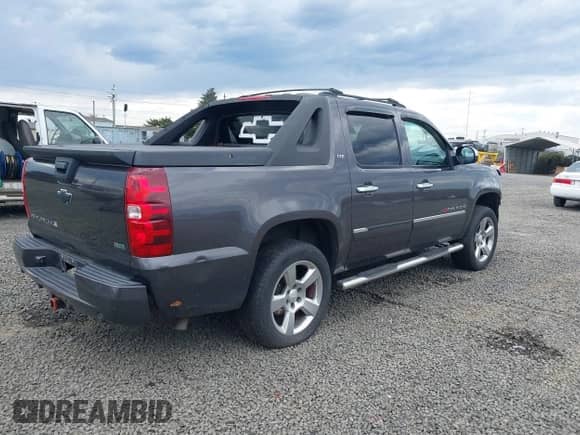 2010 Chevrolet Avalanche LTZ z VIN 3GNVKGE00AG156898, wystawiony jako IAAI lot #41885128 z przebiegiem 164 241 mil mil oraz . Historia ofert i sprzedaży dostępna na DreamBid. Obrazek 4.