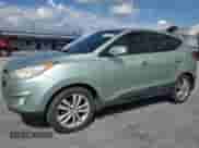 2011 Hyundai Tucson GLS z VIN KM8JU3AC9BU281032, wystawiony jako Copart lot #81838955 z przebiegiem 221 853 mil mil oraz Czysty tytuł • Clean title. Historia ofert i sprzedaży dostępna na DreamBid. Obrazek 1.