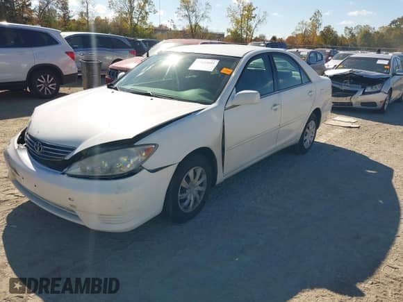 2005 Toyota Camry XLE z VIN 4T1BE32K65U595880, wystawiony jako IAAI lot #43437601 z przebiegiem 221 519 mil mil oraz . Historia ofert i sprzedaży dostępna na DreamBid. Obrazek 17.