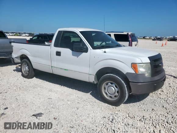 2013 Ford F-150 XL z VIN 1FTMF1CM3DKE58243, wystawiony jako Copart lot #70649635 z przebiegiem 137 074 mil mil oraz Czysty tytuł • Clean title. Historia ofert i sprzedaży dostępna na DreamBid. Obrazek 4.