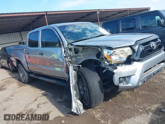 2014 Toyota Tacoma PreRunner z VIN 5TFJX4GN6EX028909, wystawiony jako IAAI lot #42840272 z przebiegiem 229 327 mil mil oraz . Historia ofert i sprzedaży dostępna na DreamBid. Obrazek 1.