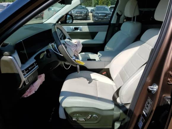 2024 Hyundai Santa Fe Calligraphy с VIN 5NMP54GL8RH028701, выставлен на аукционе Copart как лот 69563814 с пробегом 8 910 миль миль и Списание • Salvage title. История ставок и продаж доступна на DreamBid. Изображение 7.