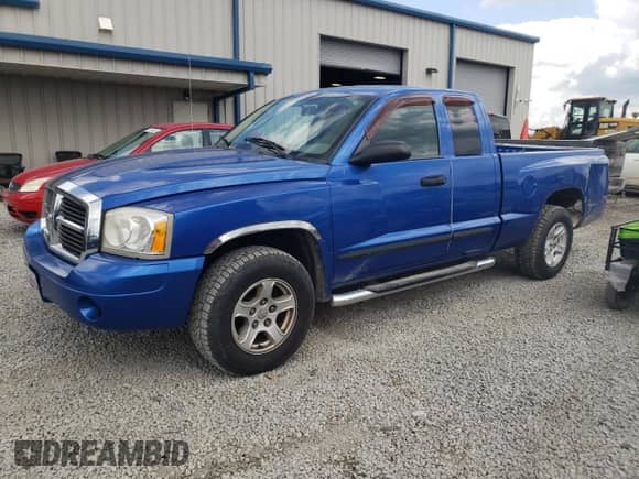 2007 Dodge Dakota SLT z VIN 1D7HE42K67S214697, wystawiony jako Copart lot #56049015 z przebiegiem 99 044 mil mil oraz Szkoda całkowita • Salvage title. Historia ofert i sprzedaży dostępna na DreamBid. Obrazek 1.