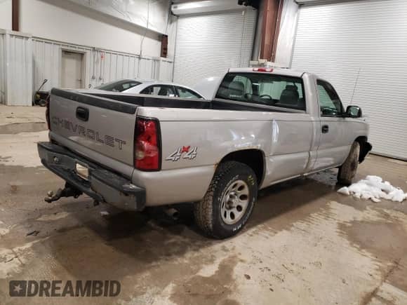 2006 Chevrolet Silverado 1500 LS z VIN 1GCEK14T36E135138, wystawiony jako Copart lot #87360994 z przebiegiem 76 755 mil mil oraz Nie do naprawy • Non repairable. Historia ofert i sprzedaży dostępna na DreamBid. Obrazek 3.