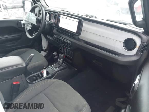 2025 Jeep Wrangler Willys z VIN 1C4PJXDN0SW555394, wystawiony jako IAAI lot #43321086 z przebiegiem 5 204 mil mil oraz . Historia ofert i sprzedaży dostępna na DreamBid. Obrazek 5.