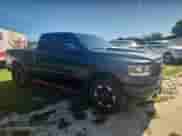 2019 Ram 1500 Rebel z VIN 1C6SRFET7KN861225, wystawiony jako Copart lot #70645325 z przebiegiem 182 620 mil mil oraz Czysty tytuł • Clean title. Historia ofert i sprzedaży dostępna na DreamBid. Obrazek 1.