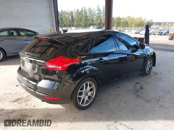 2015 Ford Focus SE z VIN 1FADP3K2XFL306875, wystawiony jako IAAI lot #43368410 z przebiegiem 220 758 mil mil oraz . Historia ofert i sprzedaży dostępna na DreamBid. Obrazek 4.