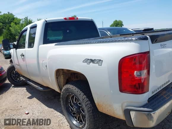 2010 Chevrolet Silverado 1500 Work Truck with VIN 1GCSKPE39AZ214240, listed as a IAAI auction lot 42497427 with 261,581 mi miles and . Bid and sale history available at DreamBid. Image 15.